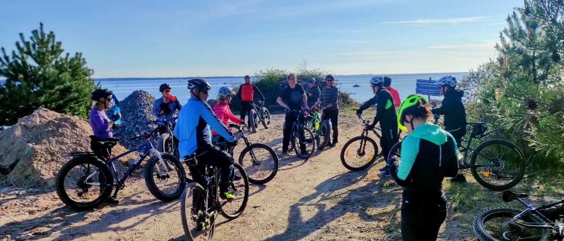 Iso joukko maastopyöräilijöitä merenrannassa Porissa.