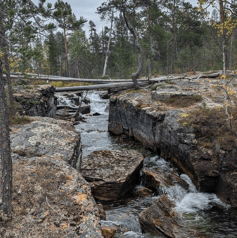 Kapea mutta kivikkoisen jylhä jokiuoma. Kolme keloa kalliolla virran yli, pudotusta virtaan ainakin kaksi metriä.
