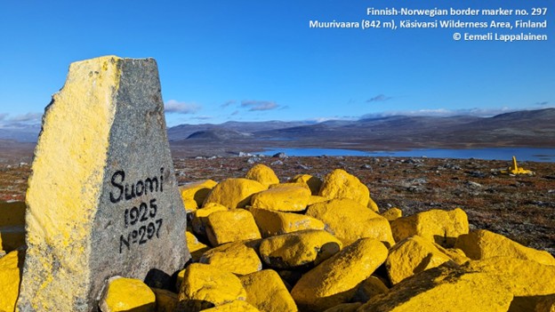 Näkymä tunturinlaelta. Vasemmall kivipaadessa teksti: Suomi 1925