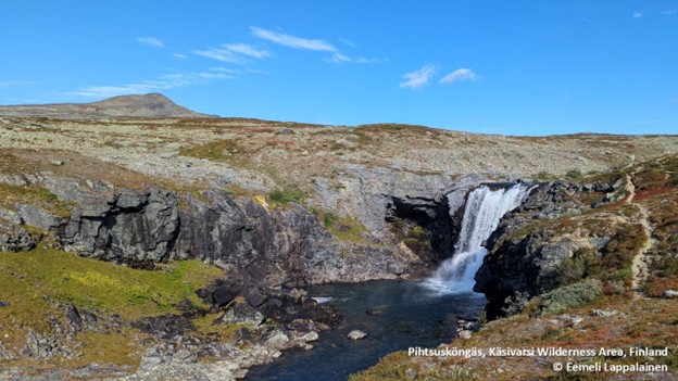 Suomen korkein vesiputous (kuvan oikeassa reunassa) maisemassaan.